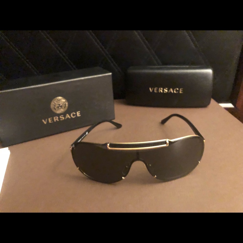 ❗️Sold❗️Versace Greca Shield Sunglasses